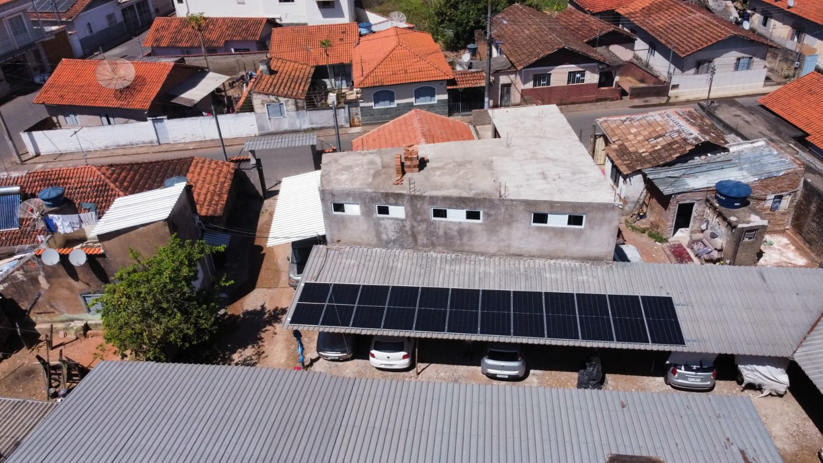 Painéis solares em estacionamento coberto