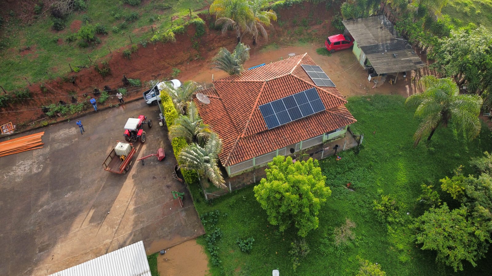 Casa rural com painéis solares