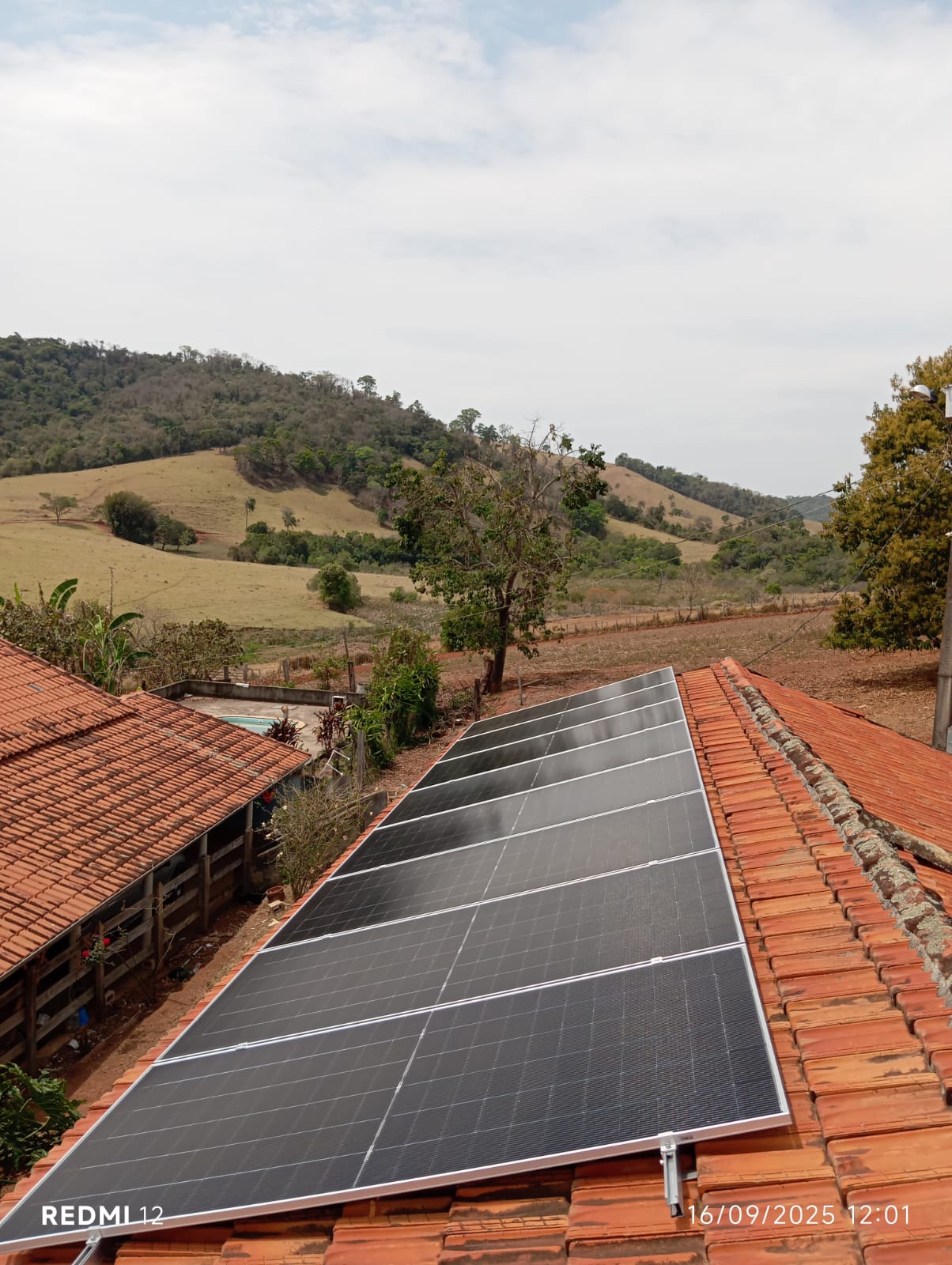 Painéis em telhado com vista rural